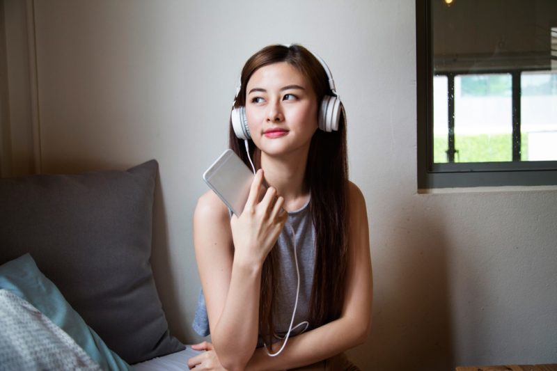Jeune femme écoutant un podcast de science