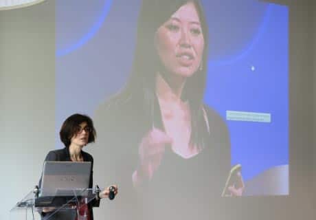 Alexia Youknovsky, CEO d'Agent Majeur, pendant une intervention sur les conférences TED
